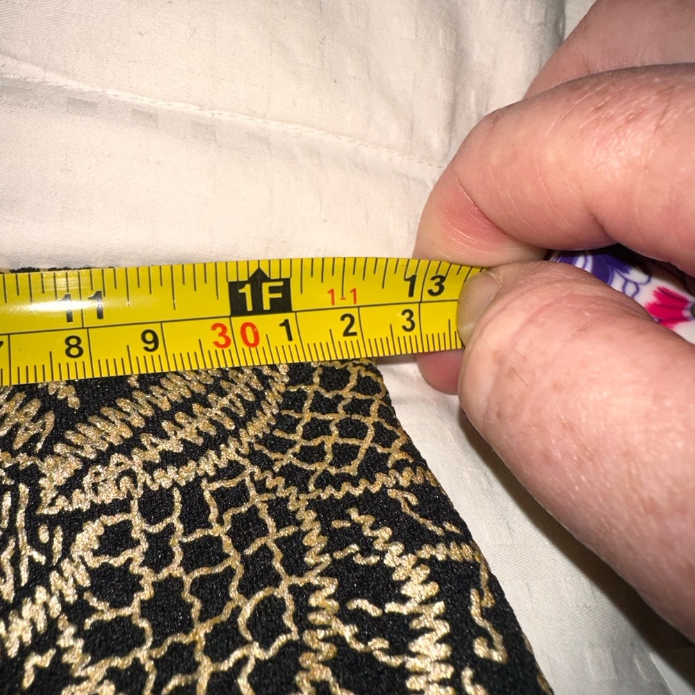 Lularoe‎ XS elegant black with gold roses Cassie pencil skirt.Embroidered look - Picture 5 of 7